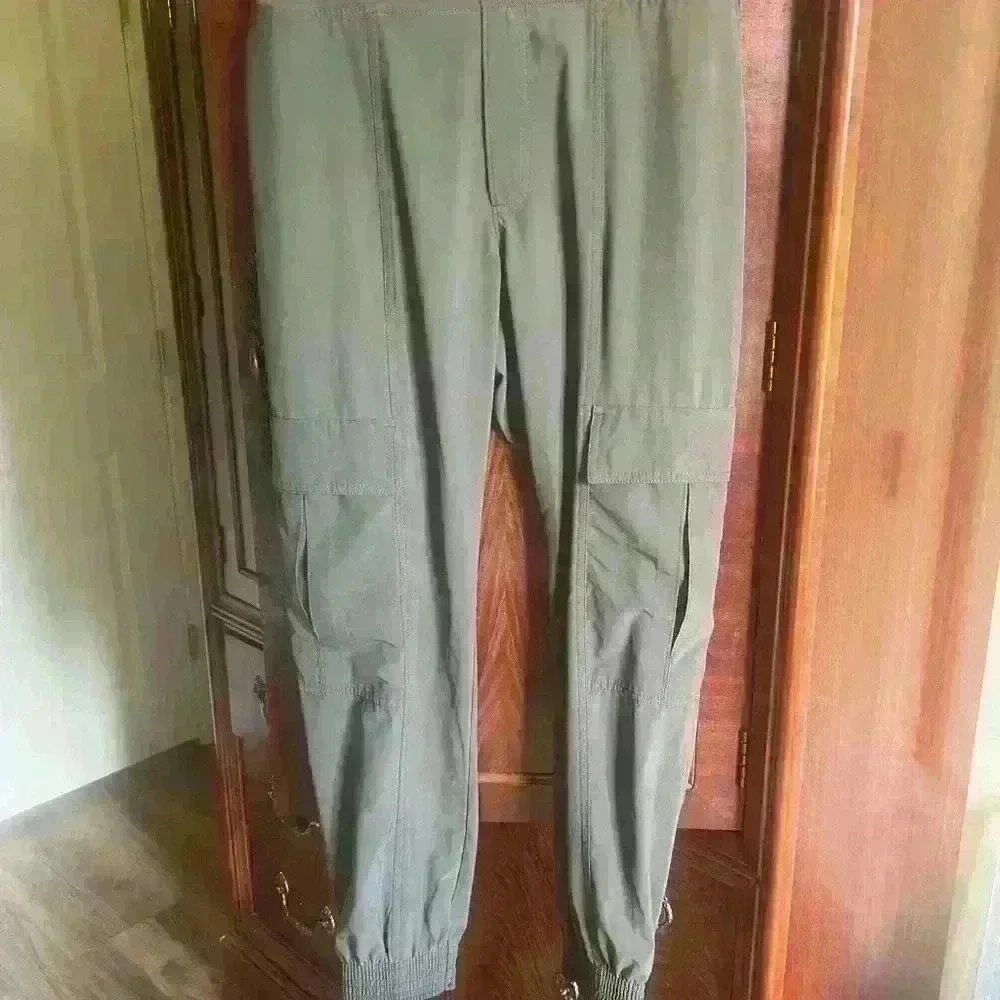 Athleta pant 4P NWOT Never worn. Greenish color. water resistant. - Picture 9 of 11